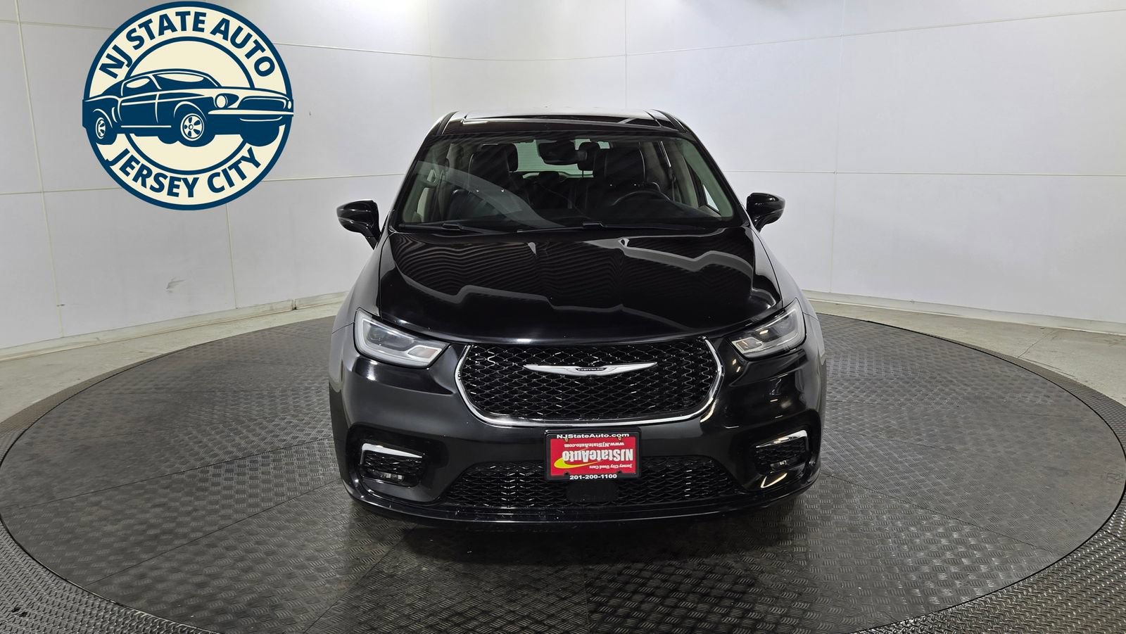 Used 2024 Chrysler Pacifica Limited FWD image 2