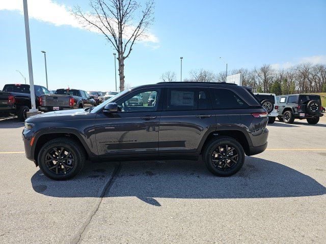 New 2026 Jeep Grand Cherokee Altitude AWD/4WD image 2