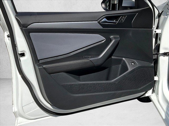 Used 2025 Volkswagen Jetta SE FWD image 17