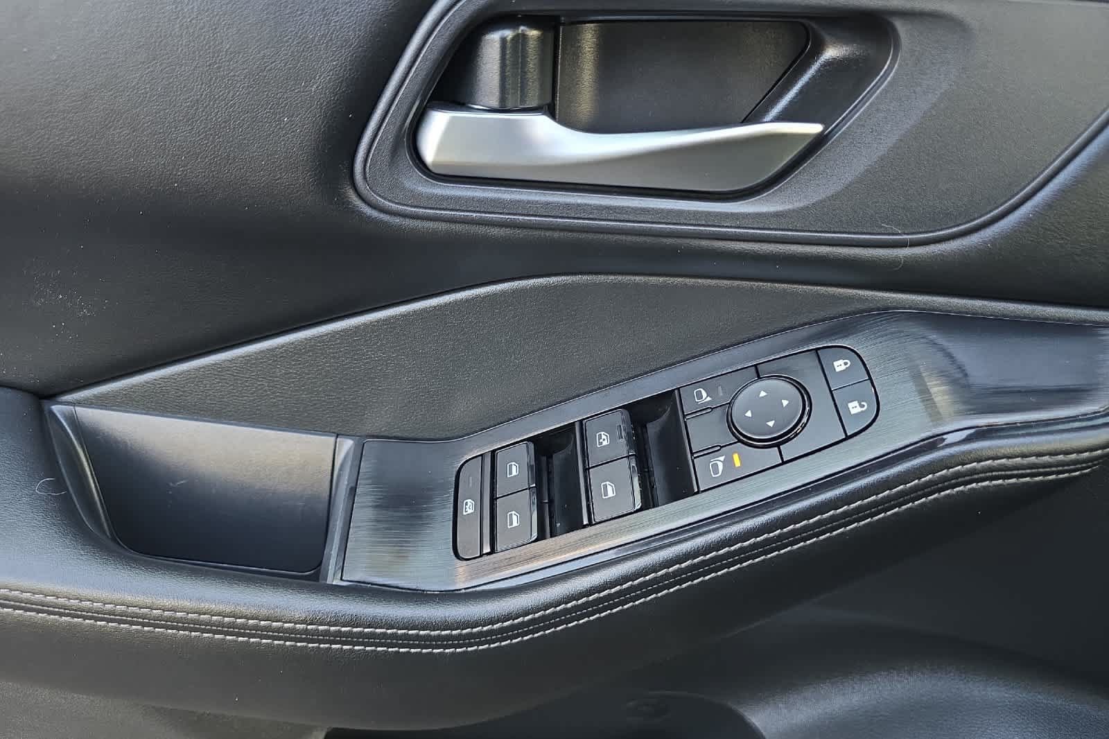 Used 2025 Nissan Rogue SV AWD/4WD image 12