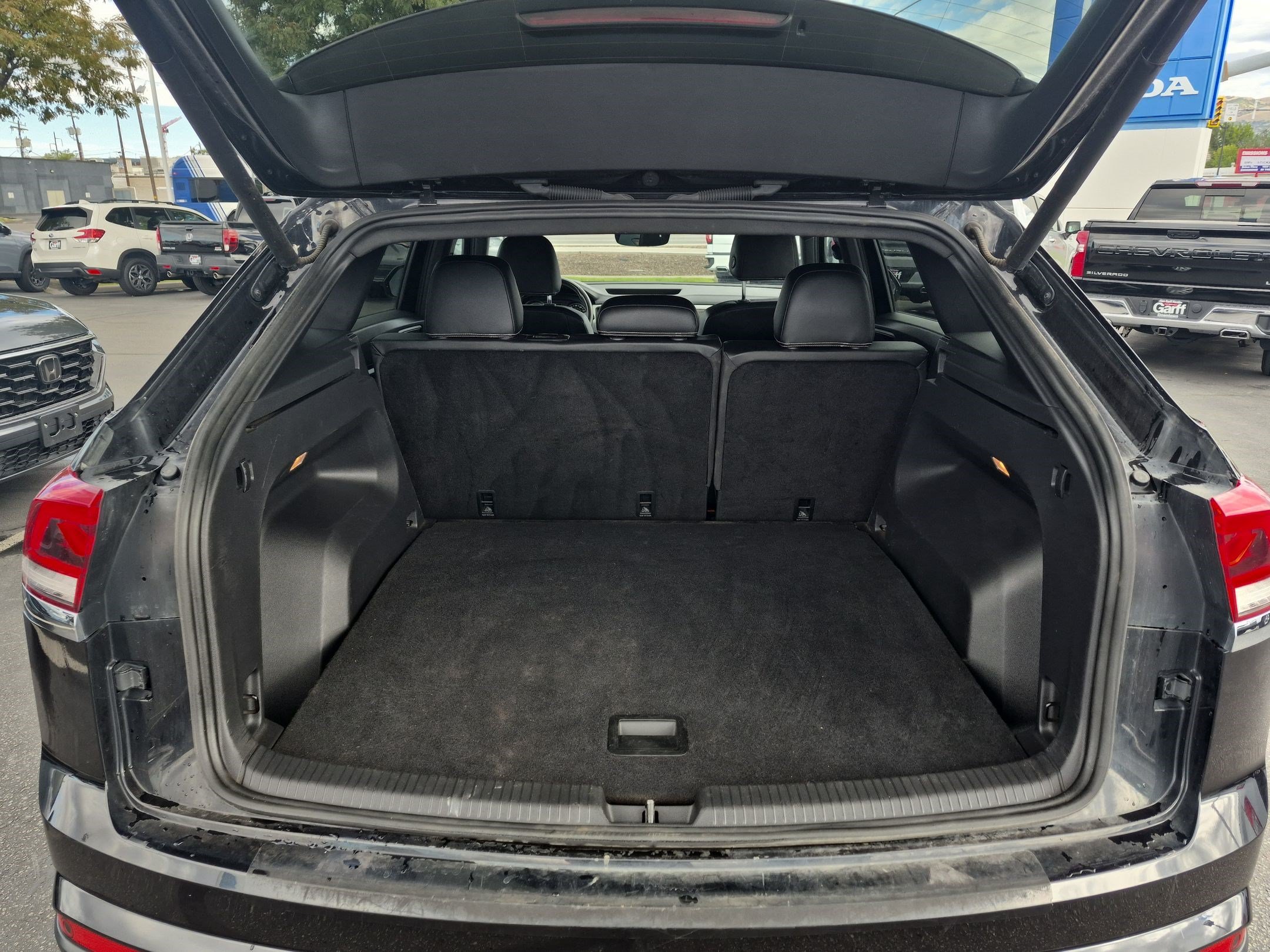 Used 2021 Volkswagen Atlas Cross Sport SE AWD/4WD image 28