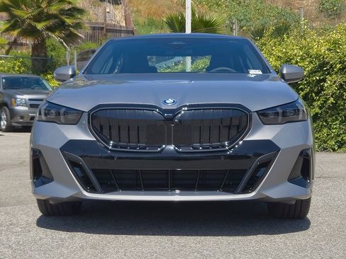 New 2026 BMW 550e xDrive w/ Premium Package AWD/4WD image 3