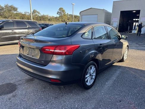Used 2018 Ford Focus SE image 3