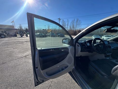 Used 2019 Dodge Grand Caravan SXT image 9