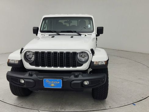 Used 2025 Jeep Gladiator Sport AWD/4WD image 2