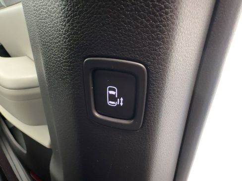 Used 2022 Kia Carnival LX image 31