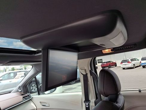 Used 2023 Toyota Sienna Platinum FWD image 12