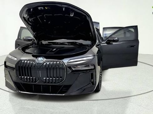 Used 2025 BMW i7 xDrive60 w/ Executive Package RWD image 13