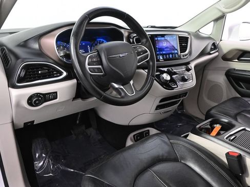 Used 2017 Chrysler Pacifica Touring-L Plus FWD image 12