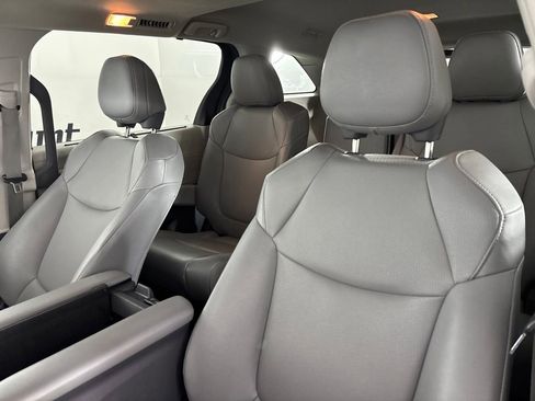 Used 2024 Toyota Sienna XLE FWD image 11