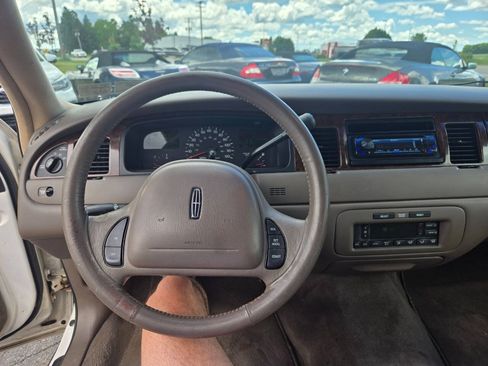 Used 1998 Lincoln Town Car Executive RWD image 25