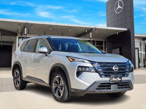 Used 2024 Nissan Rogue SV image 2