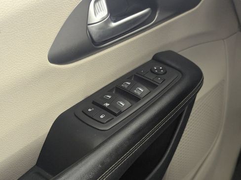 Used 2022 Chrysler Pacifica Touring-L FWD image 18