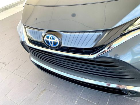Used 2022 Toyota Venza XLE AWD/4WD image 2
