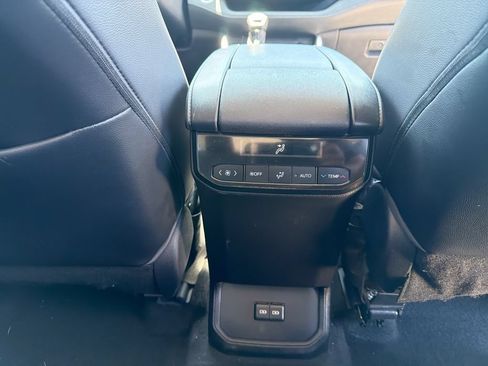 Used 2022 Toyota Highlander XLE AWD/4WD image 18
