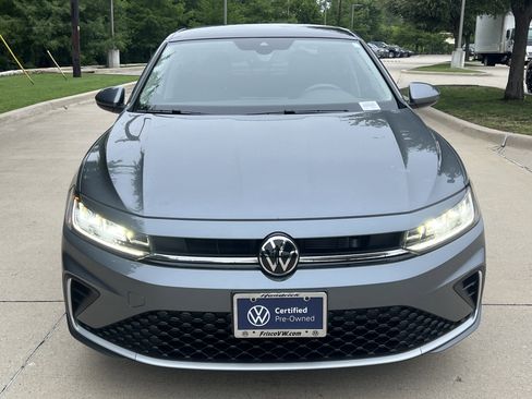 Used 2025 Volkswagen Jetta SE w/ Sunroof Package FWD image 3
