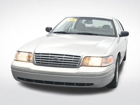 Used 2006 Ford Crown Victoria LX RWD image 2