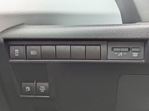 Used 2025 Toyota Sienna XLE FWD image 27