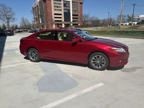 Used 2015 Lexus ES 300h w/ Navigation System Package image 2