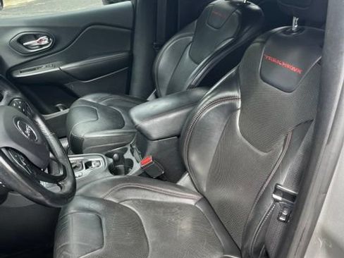 Used 2019 Jeep Cherokee Trailhawk AWD/4WD image 10