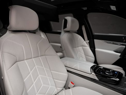 Used 2023 BMW i7 xDrive60 w/ Executive Package 2 image 63