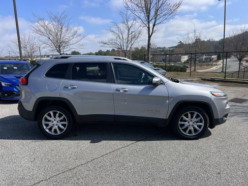 Used 2018 Jeep Cherokee Limited w/ Luxury Group image 8