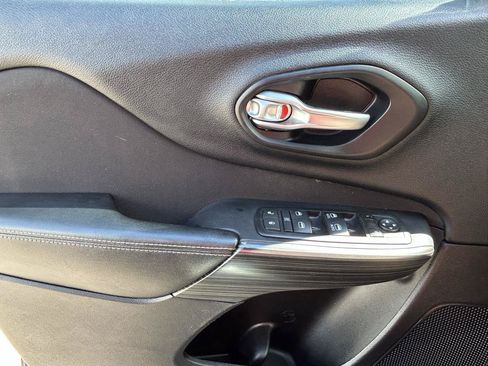 Used 2016 Jeep Cherokee Latitude w/ Cold Weather Group AWD/4WD image 28