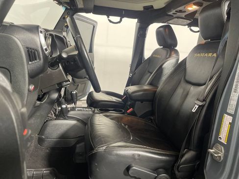 Used 2015 Jeep Wrangler Unlimited Sahara w/ Connectivity Group AWD/4WD image 10