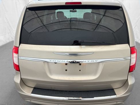 Used 2016 Chrysler Town & Country Touring-L w/ Driver Convenience Group FWD image 5