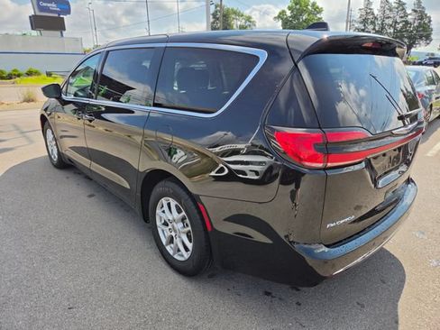 Used 2024 Chrysler Pacifica Touring-L FWD image 11