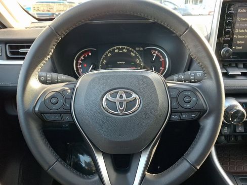 Used 2020 Toyota RAV4 Limited image 17