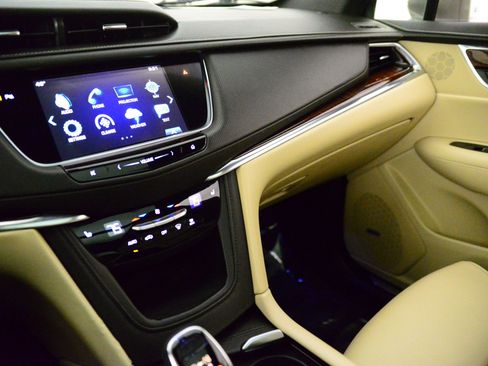 Used 2018 Cadillac XT5 Luxury w/ Driver Awareness Package image 27