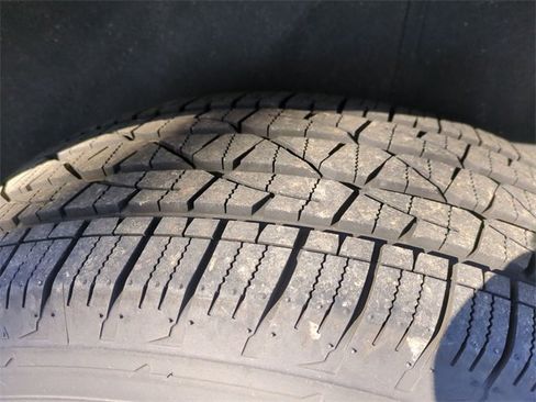 Used 2022 GMC Acadia SLT w/ Technology Package image 9