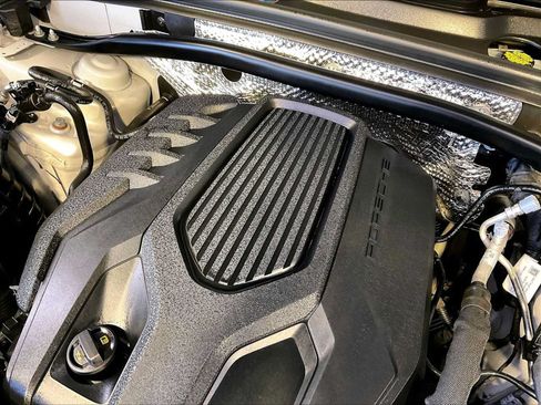 Certified 2023 Porsche Macan AWD/4WD image 33