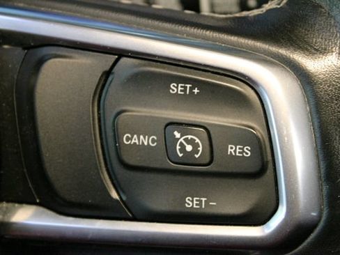 Used 2019 Jeep Wrangler Unlimited Sahara w/ Dual Top Group AWD/4WD image 17