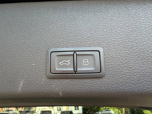 Used 2022 Audi e-tron Premium w/ Towing Package AWD/4WD image 28