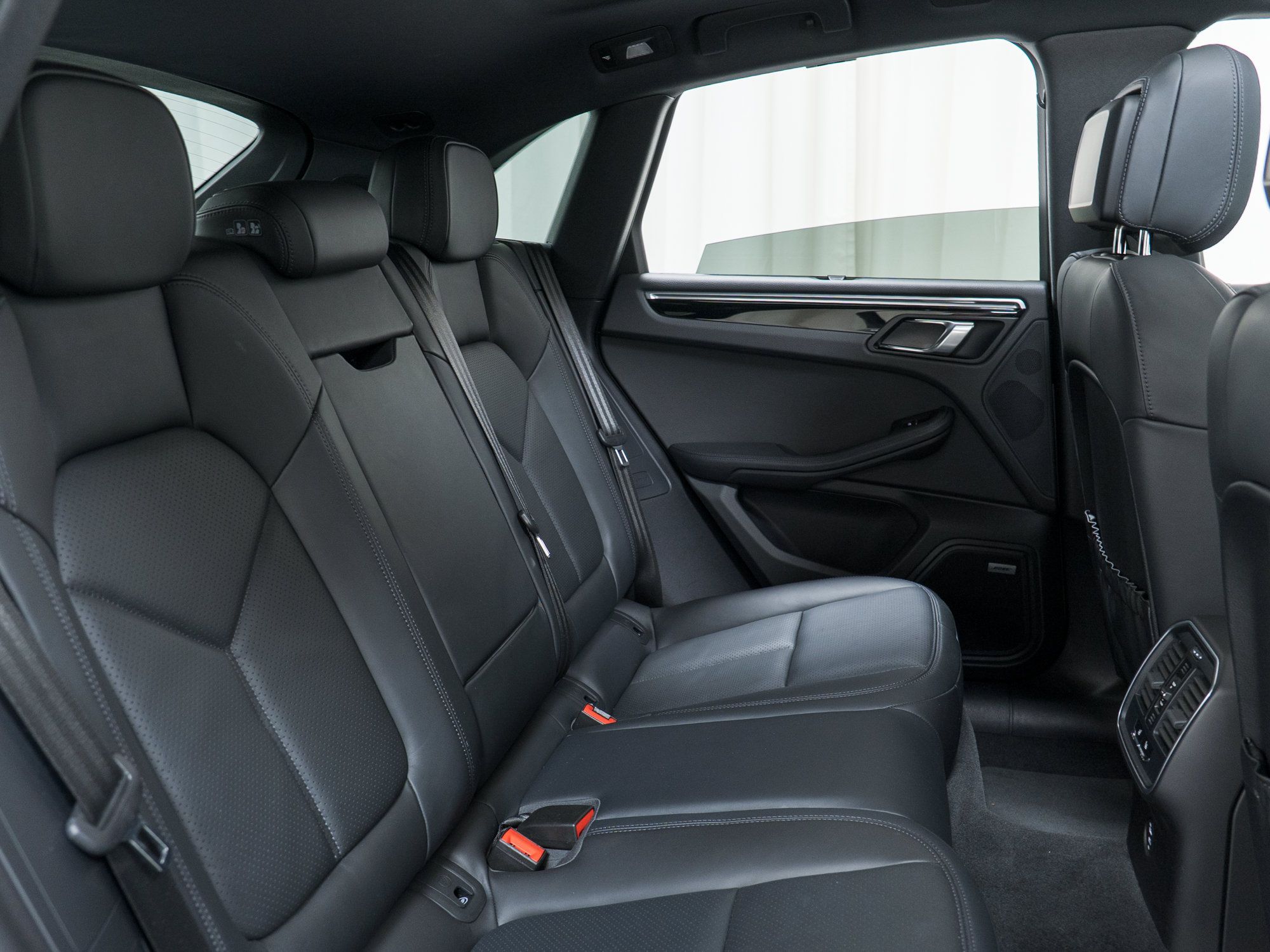 Certified 2023 Porsche Macan AWD/4WD image 28