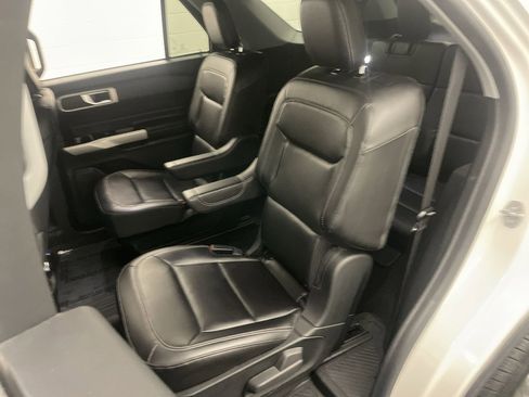 Used 2022 Ford Explorer XLT w/ Equipment Group 202A image 18