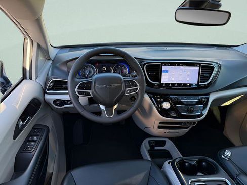 Used 2024 Chrysler Pacifica Touring-L FWD image 6