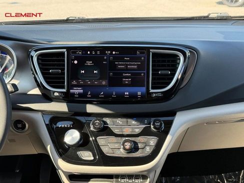 Used 2024 Chrysler Pacifica Touring-L FWD image 17