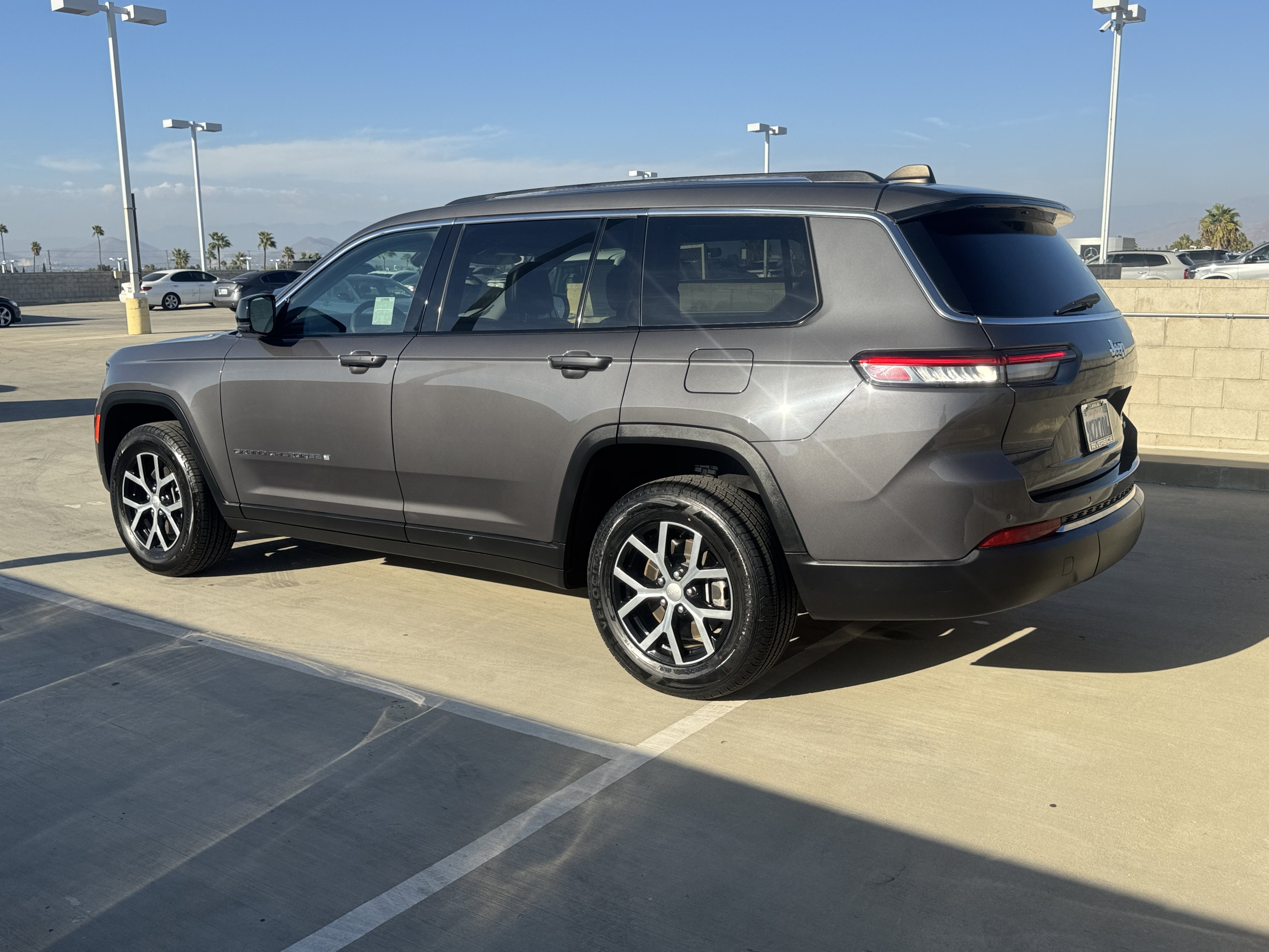 Used 2024 Jeep Grand Cherokee L Limited RWD image 7