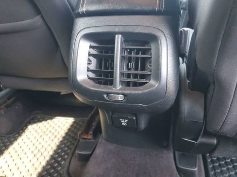 Used 2016 Jeep Cherokee Latitude w/ Cold Weather Group FWD image 19