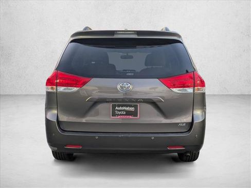 Used 2014 Toyota Sienna XLE image 7