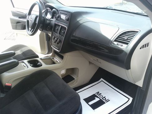 Used 2016 Dodge Grand Caravan SXT FWD image 27