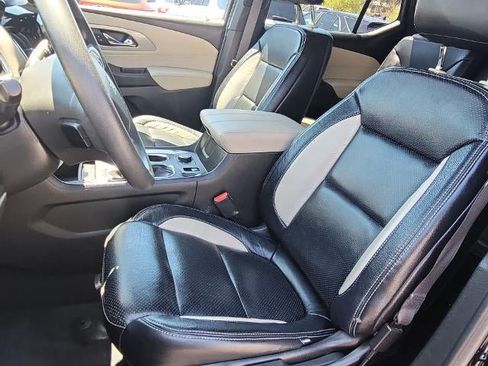 Used 2023 Chevrolet Traverse LS FWD image 18