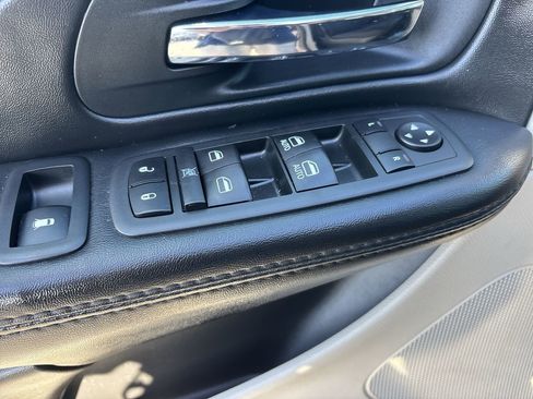 Used 2020 Dodge Grand Caravan SE w/ UConnect Hands-Free Group image 18