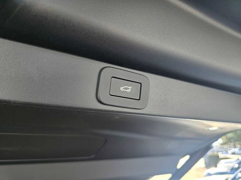 Used 2025 Land Rover Range Rover SE image 18