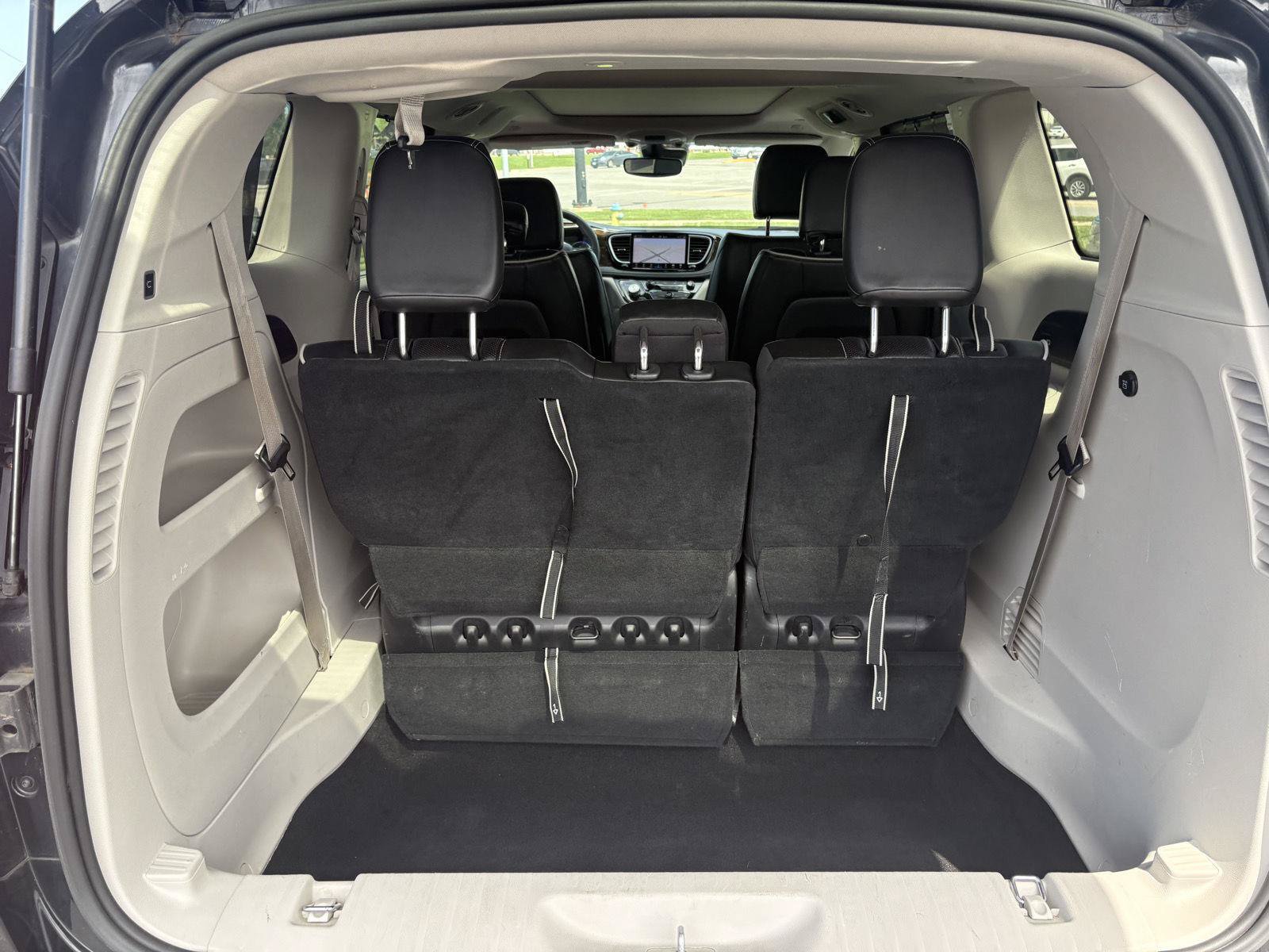 Used 2023 Chrysler Pacifica Limited FWD image 30