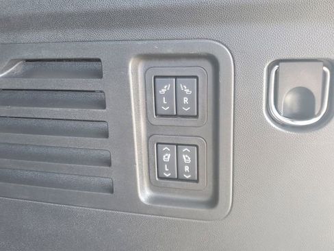 Used 2025 Chevrolet Traverse RS AWD/4WD image 9