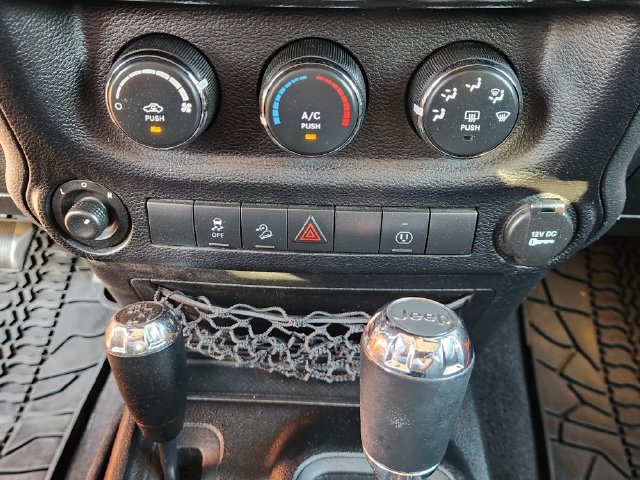 Used 2013 Jeep Wrangler Unlimited Rubicon AWD/4WD image 17